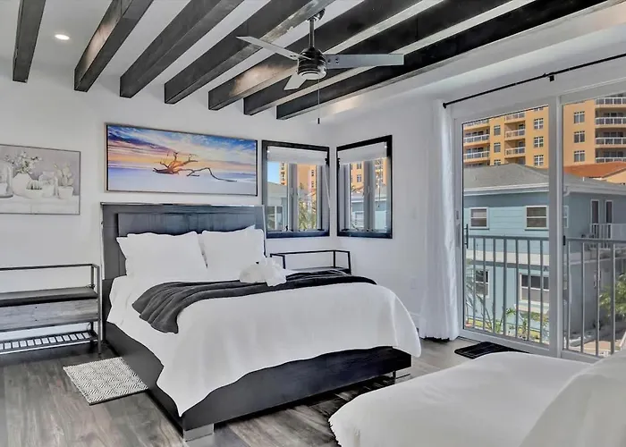 The Aura A Luxury Waterview & Heated Pool Apartment