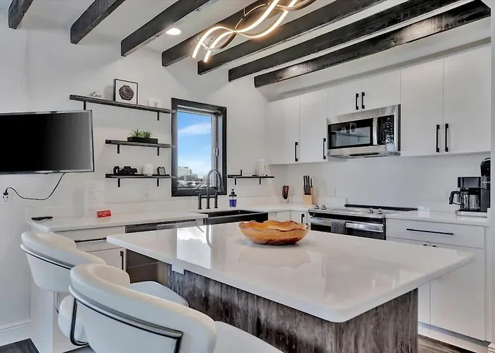 Apartment The Aura A Luxury Waterview & Heated Pool