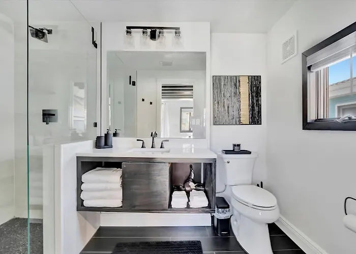 The Aura A Luxury Waterview & Heated Pool Apartment *