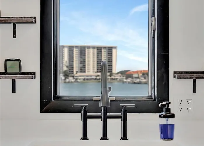 The Aura A Luxury Waterview & Heated Pool Apartment